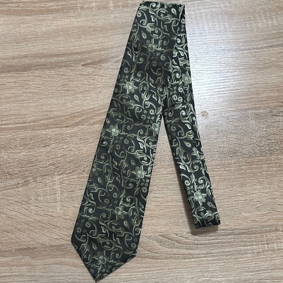 Other - Brand Q Elegant Floral Patterned Tie